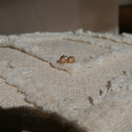Puces d'oreilles dorées avec perle rose